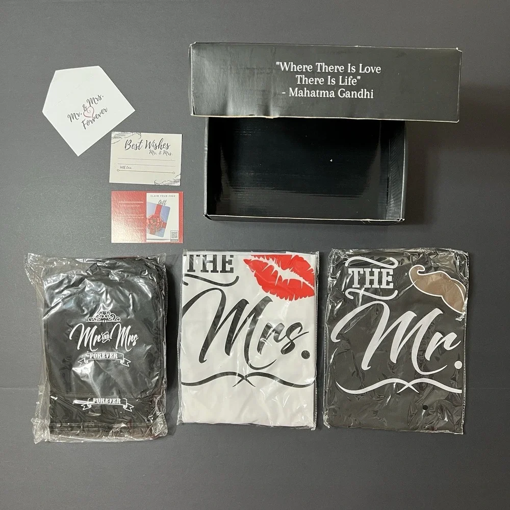 Deluxy Mr & Mrs Aprons/Oven Mitts & Potholder Kit Set Newlyweds
